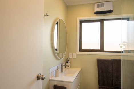 Photo of property in 65 Queens Road, Waikanae Beach, Waikanae, 5036