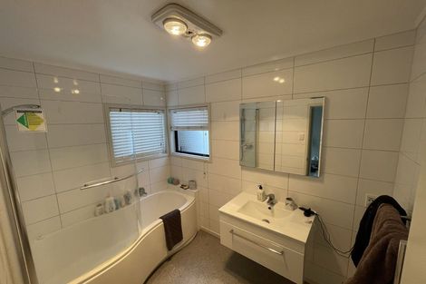 Photo of property in 2/191 Glenfield Road, Hillcrest, Auckland, 0627