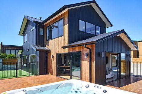 Photo of property in 12 Boeing Way, Newlands, Wellington, 6037