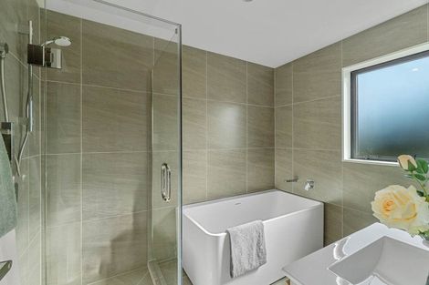 Photo of property in 8b Deuxberry Avenue, Northcote, Auckland, 0627