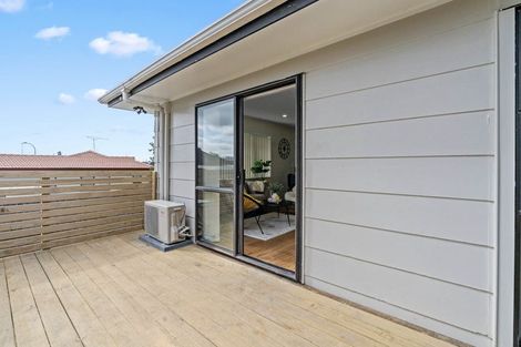 Photo of property in 2/35 Secretariat Place, Randwick Park, Auckland, 2105