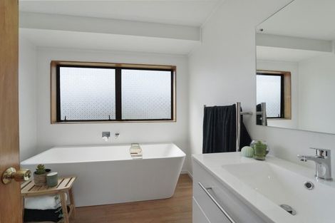 Photo of property in 5 Chilton Drive, Paraparaumu, 5032