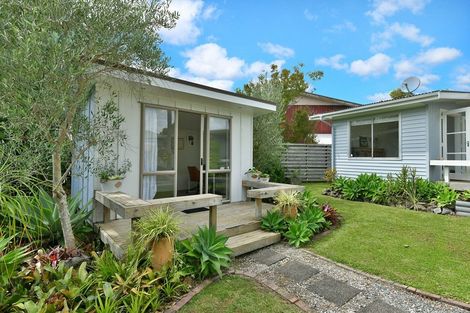 Photo of property in 18 Walton Street, Red Beach, 0932