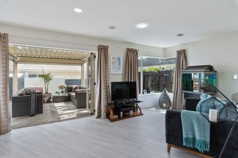 Photo of property in 2/1 Hyde Road, Rothesay Bay, Auckland, 0630