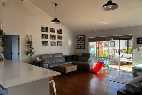 Photo of property in 10b De Quincey Terrace, Highland Park, Auckland, 2010