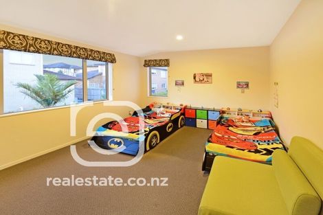 Photo of property in 16 Lakeridge Close, Northcross, Auckland, 0632