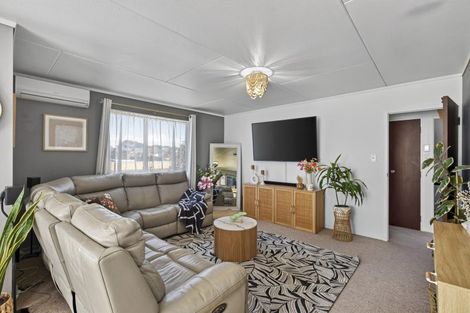 Photo of property in 35 Riversdale Drive, Merrilands, New Plymouth, 4312