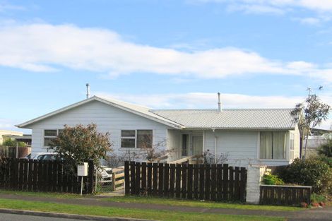 Photo of property in 63 Oakfield Crescent, Pukete, Hamilton, 3200