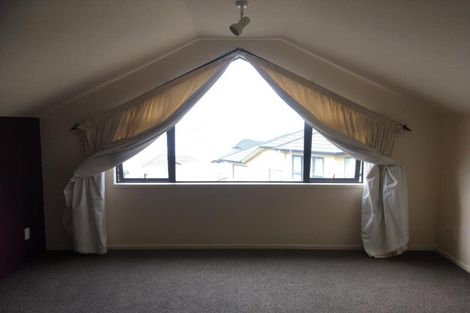 Photo of property in 39 Dress Circle, Newlands, Wellington, 6037