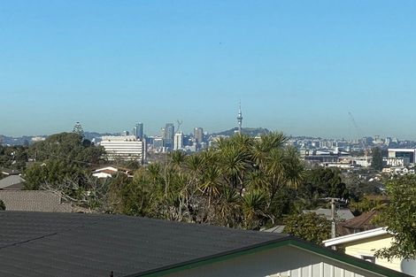 Photo of property in 92 Ravenwood Drive, Forrest Hill, Auckland, 0620