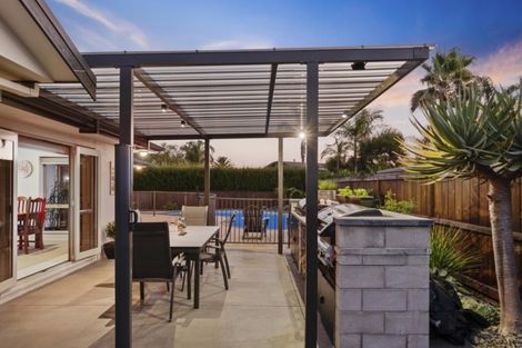 Photo of property in 18 St Clair Place, Browns Bay, Auckland, 0630