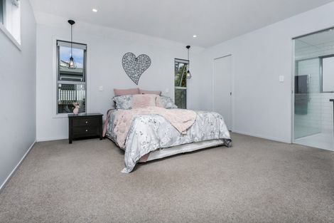 Photo of property in 2/5 Jumento Place, Unsworth Heights, Auckland, 0632