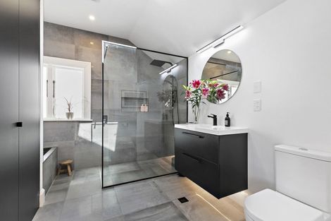 Photo of property in 10 Oriental Terrace, Mount Victoria, Wellington, 6011