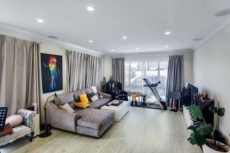 Photo of property in 10 Gilbransen Road, Kumeu, 0810