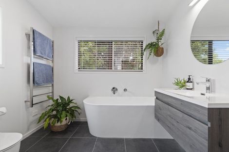 Photo of property in 3 View Road, Shelly Park, Auckland, 2014