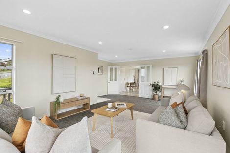 Photo of property in 17 Cheltenham Terrace, Newlands, Wellington, 6037