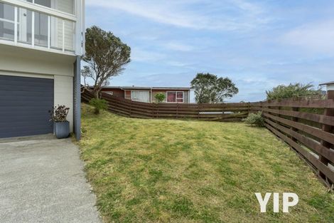 Photo of property in 10 Edgecombe Street, Newlands, Wellington, 6037