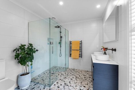 Photo of property in 32 Omahuru Road, Glenbrook, 2681