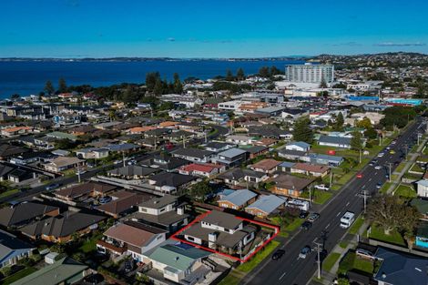 Photo of property in 135 Centreway Road, Orewa, 0931