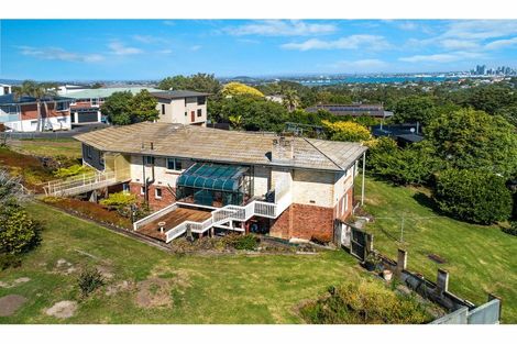Photo of property in 83 Pupuke Road, Northcote, Auckland, 0627