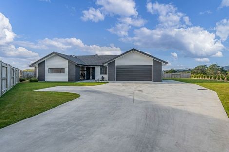 Photo of property in 90 Johnstone Drive, Fitzherbert, Palmerston North, 4410