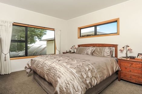 Photo of property in 283 Forest Road, Waiatarua, Auckland, 0612