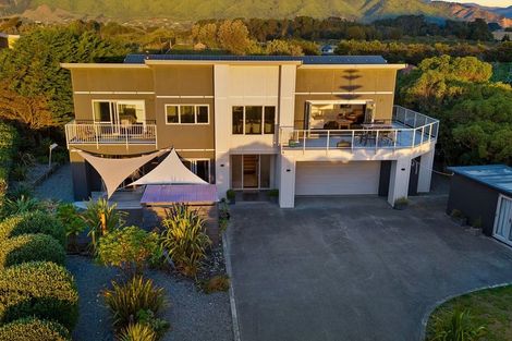 Photo of property in 11 Pharazyn Avenue, Waikanae Beach, Waikanae, 5036