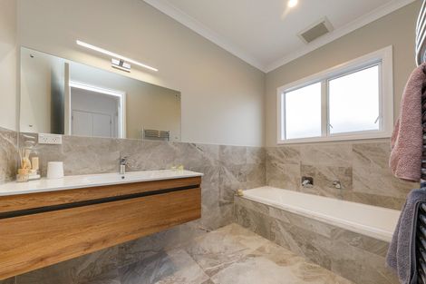 Photo of property in 124 Johnstone Drive, Fitzherbert, Palmerston North, 4410