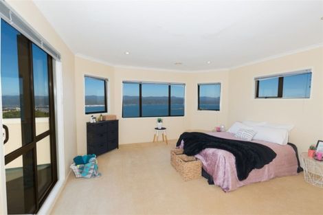 Photo of property in 42 Dress Circle, Newlands, Wellington, 6037