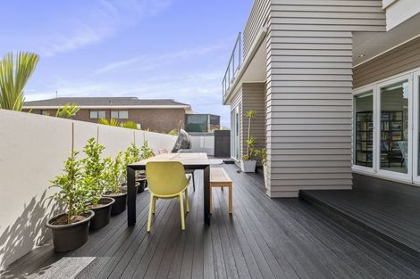 Photo of property in 2/5 Beach Street, Fitzroy, New Plymouth, 4312