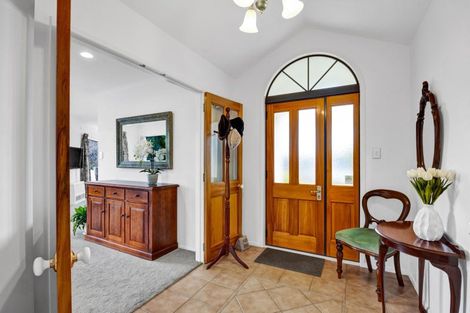 Photo of property in 10 Taylor Place, Merrilands, New Plymouth, 4312