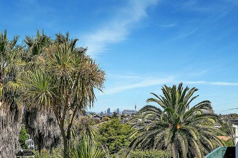 Photo of property in 28 Parr Terrace, Castor Bay, Auckland, 0620