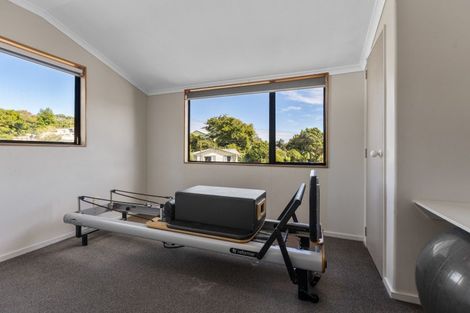 Photo of property in 33 Beaumont Crescent, Frankleigh Park, New Plymouth, 4310