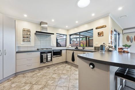 Photo of property in 4 Blue Heron Rise, Stanmore Bay, Whangaparaoa, 0932