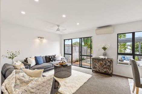 Photo of property in 6/42 Fields Parade, Oteha, Auckland, 0632