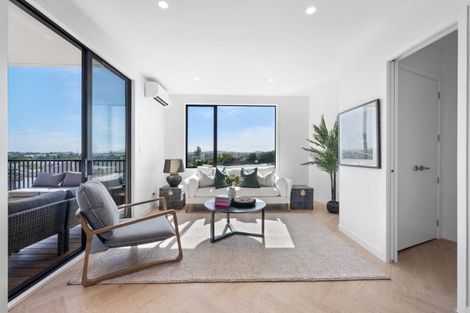 Photo of property in 2/8 Bennett Road, Pakuranga, Auckland, 2010