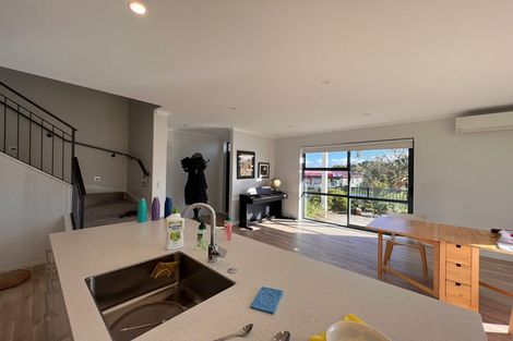 Photo of property in 51 Eugenia Rise, Totara Heights, Auckland, 2105