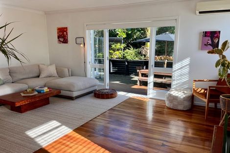 Photo of property in 28 Roland Hill, Glen Eden, Auckland, 0602