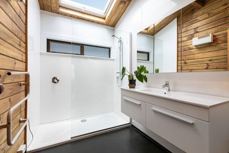 Photo of property in 19-21 Mountain Road, Henderson Valley, Auckland, 0612