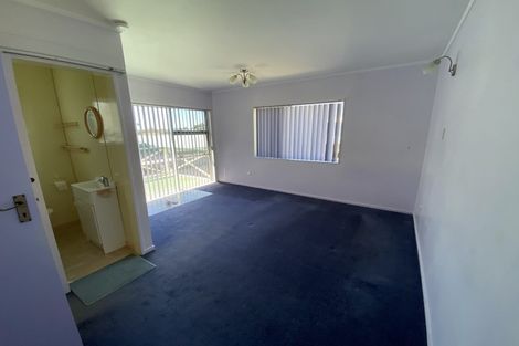 Photo of property in 11 Robert Burke Place, Henderson, Auckland, 0612
