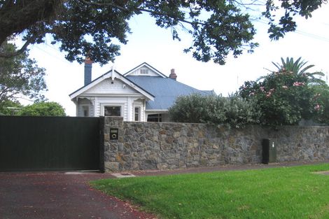 Photo of property in 1 Aratonga Avenue, Greenlane, Auckland, 1051