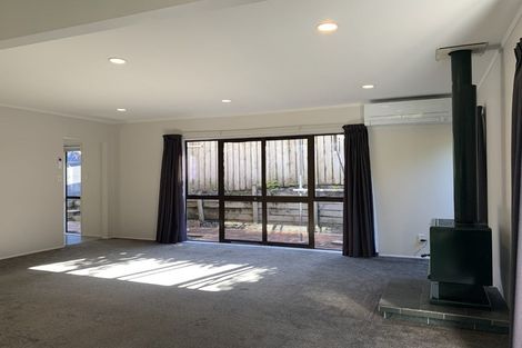 Photo of property in 2/20 Lagoon Way, West Harbour, Auckland, 0618