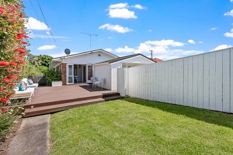 Photo of property in 1/49 Shakespeare Road, Milford, Auckland, 0620