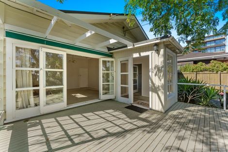 Photo of property in 3 Frieston Road, Milford, Auckland, 0620