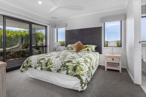 Photo of property in 2 Roundhouse Close, Whitby, Porirua, 5024