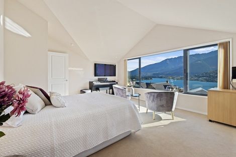 Photo of property in 5 Milward Place, Kelvin Heights, Queenstown, 9300