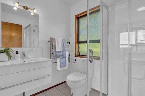 Photo of property in 14 Deverell Place, Northcross, Auckland, 0632