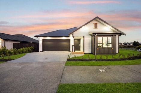 Photo of property in 106 Metoriti Crescent, Karaka, 2124
