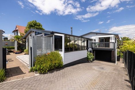 Photo of property in 32 Karewa Parade, Papamoa Beach, Papamoa, 3118