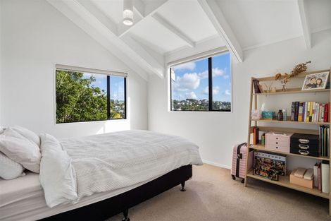 Photo of property in 2/10 Helicon Place, Totara Vale, Auckland, 0629